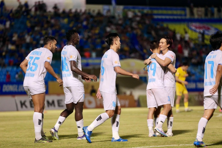 Tuấn Anh không còn ngượng ngùng trong ngày Nam Định vô địch V-League 650825